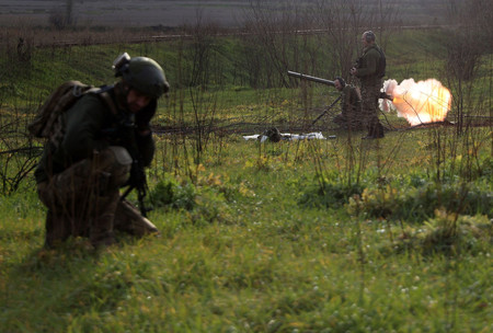 前線でロシア側陣地に攻撃を加えるウクライナ兵＝２１日、ウクライナ東部ドネツク州（ＡＦＰ時事）