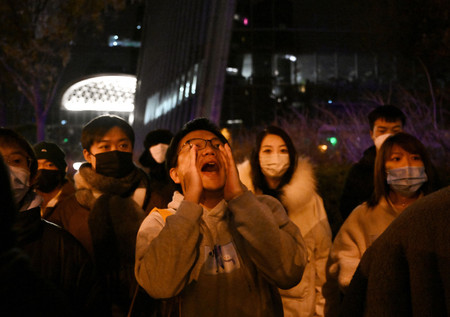 ２８日、北京市で「ゼロコロナ」政策への抗議活動で大声を上げる男性（ＡＦＰ時事）
