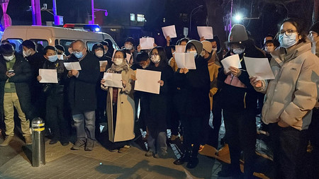 ２８日、中国・北京市で「ゼロコロナ」政策に抗議する市民ら（ＡＦＰ時事）