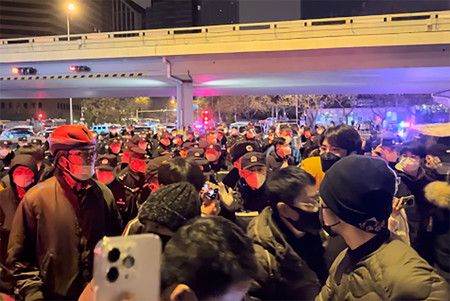 ２８日未明、中国・北京市で「ゼロコロナ」政策に対する抗議デモを排除する警官隊