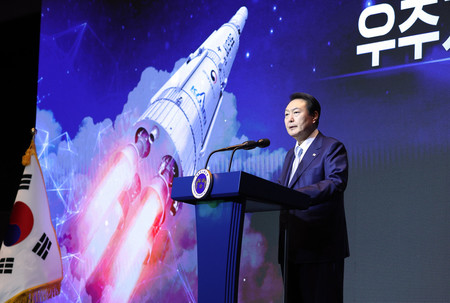 ２８日、ソウルで「宇宙経済強国」を目指す計画について発表する韓国の尹錫悦大統領（ＥＰＡ時事）