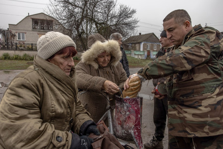 凍える気温の中で行われているウクライナ南部の住民への食料支援＝２６日、ヘルソン州（ＥＰＡ時事）
