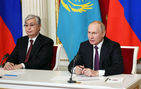 ２８日、モスクワで会談に臨んだカザフのトカエフ大統領（左）とロシアのプーチン大統領（ＡＦＰ時事）