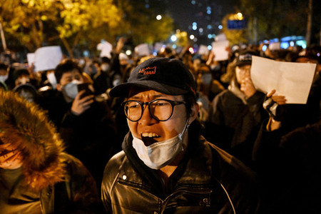 ２８日、北京で、中国政府の厳しい新型コロナウイルス規制などに抗議する人々（ＡＦＰ時事）