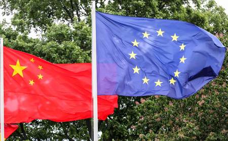 中国と欧州連合（ＥＵ）の旗（ＥＰＡ時事）