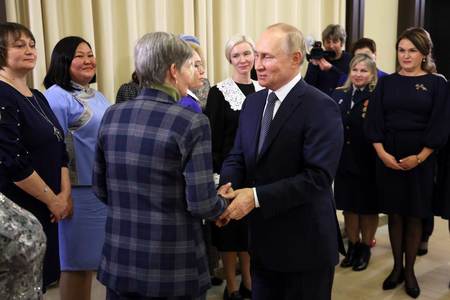 ２５日、ロシア・モスクワ郊外の公邸で、ウクライナに派遣された兵士らの母親と面会するプーチン大統領（ＥＰＡ時事）