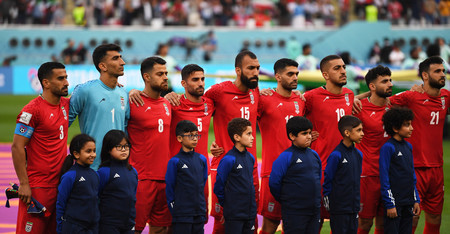 試合前に流された国歌を歌わないサッカーのイラン代表＝２１日、ドーハ（ＥＰＡ時事）