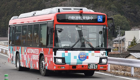 運行開始前に報道公開された、ＪＲ気仙沼線のバス高速輸送システム（ＢＲＴ）の自動運転車両＝１１月３０日午前、宮城県登米市