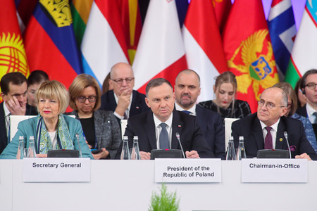 １日、ポーランド中部ウッジで、欧州安保協力機構（ＯＳＣＥ）閣僚級会合に参加した議長国ポーランドのドゥダ大統領（中央）とラウ外相（右）（ＥＰＡ時事）