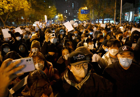 中国・北京で「ゼロコロナ」政策への抗議デモに参加する人々＝１１月２８日（ＡＦＰ時事）