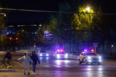 北京市内で警戒に当たる警察車両＝１１月２９日（ロイター時事）