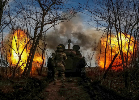 榴弾（りゅうだん）砲を撃つウクライナ兵＝１１月３０日、ウクライナ東部ドネツク州（ロイター時事）