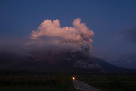 ４日、煙を上げるインドネシア・ジャワ島のスメル山（ＡＦＰ時事）