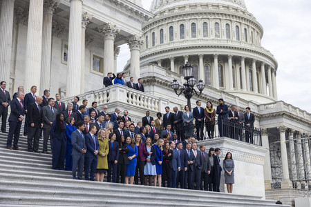 米連邦議会議事堂で記念撮影する当選者ら＝１１月１５日、ワシントン（ＥＰＡ時事）