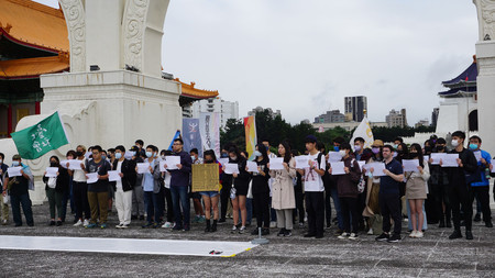 4日、台北市内の自由広場で開催された、中国の「白紙運動」を支持する集会