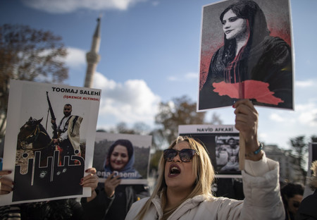 イランで拘束中に死亡したマフサ・アミニさんの写真を掲げ、イラン女性の自由を求めるトルコのデモ＝１１月２６日、イスタンブール（ＥＰＡ時事）
