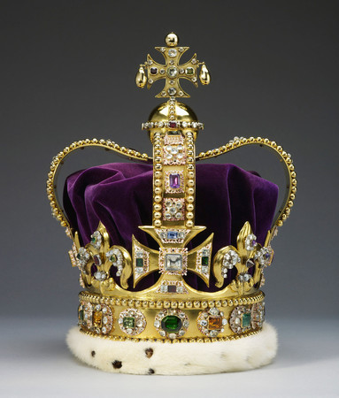チャールズ国王の戴冠式で使用される「聖エドワード王冠」（英王室が３日提供）（ＡＦＰ時事）