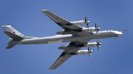 ロシア軍のＴＵ９５爆撃機＝２０１５年５月、モスクワ（ＡＦＰ時事）