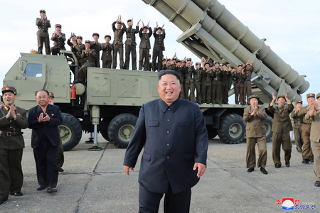 超大型多連装ロケット砲の試射を視察した北朝鮮の金正恩氏（中央）＝２０１９年８月、朝鮮中央通信配信（ＥＰＡ時事）