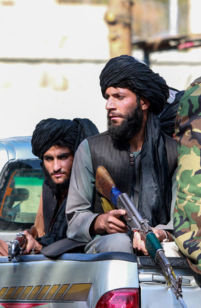 警備するイスラム主義組織タリバンのメンバー＝１０月３日、カブール（ＥＰＡ時事）