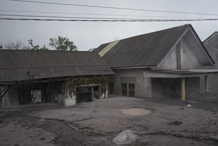 ４日、インドネシア・東ジャワ州のスメル山が噴火し、灰に埋もれた住宅＝住民のツイッターから
