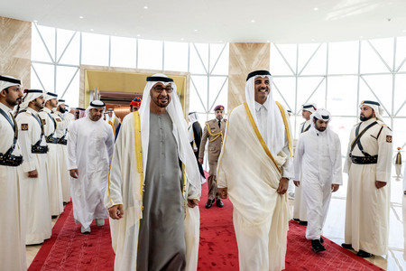 5日、ドーハでアラブ首長国連邦(UAE)のムハンマド大統領(左)を出迎えるカタールのタミム首長=UAE大統領府提供(AFP時事)