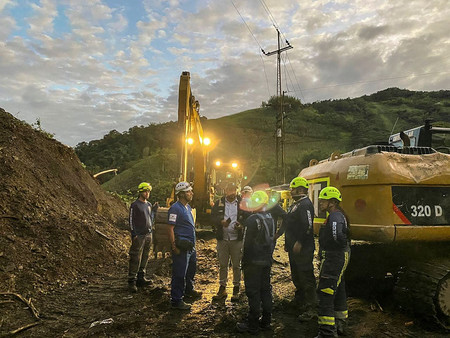 ５日、コロンビア西部プエブロリコの地滑り現場で、捜索を続ける救助隊（ＡＦＰ時事）