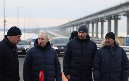 ５日、ロシア本土とウクライナ南部クリミア半島を結ぶ橋を視察するプーチン大統領（左から２人目）（ＡＦＰ時事）