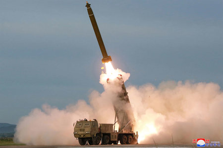 北朝鮮の超大型多連装ロケット砲＝朝鮮中央通信が２０１９年８月に配信（ＡＦＰ時事）