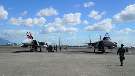 フィリピンのクラーク空軍基地に到着した航空自衛隊のＦ１５戦闘機＝６日、同国パンパンガ州