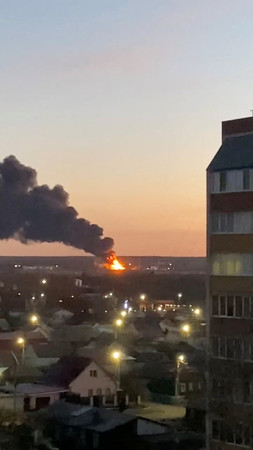 ６日、ロシアのクルスク州で、ドローン攻撃の後で上がる黒煙＝ロシアメディアの映像から（ロイター時事）