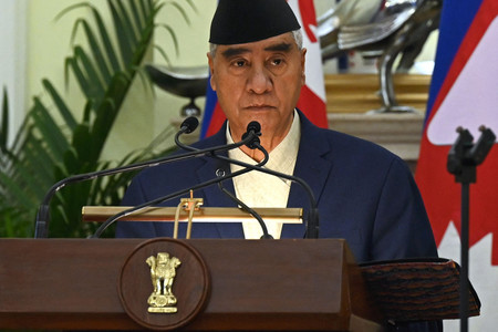 ネパールのデウバ首相＝４月２日、ニューデリー（ＡＦＰ時事）
