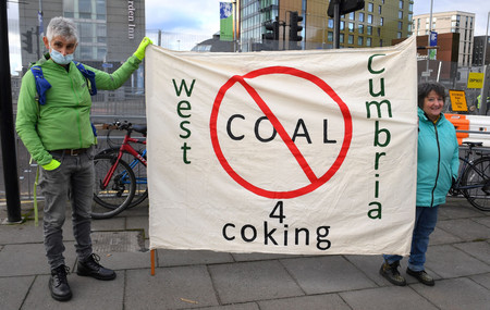英カンブリア州の石炭採掘事業に反対する人々＝２０２１年１１月、グラスゴー（ＡＦＰ時事）