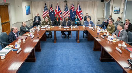 ７日、ワシントン近郊で開かれた米英オーストラリアの安全保障枠組み「ＡＵＫＵＳ（オーカス）」の国防相会合（ＥＰＡ時事）