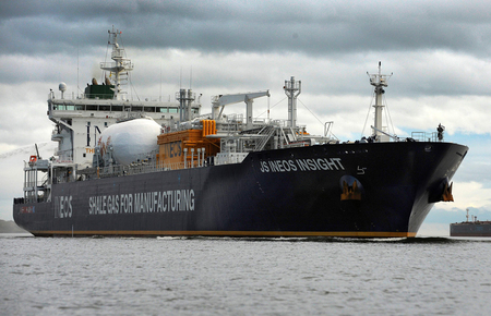 米国産天然ガスを積載し、英スコットランドの港に着いたタンカー＝２０１６年９月（ＡＦＰ時事）