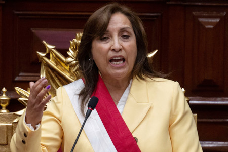 ７日、ペルーの首都リマで、就任の宣誓前に演説するボルアルテ新大統領（ＡＦＰ時事）