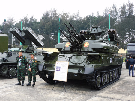 国際装備品展示会で披露されたベトナム軍の軍用車両＝８日、ハノイ