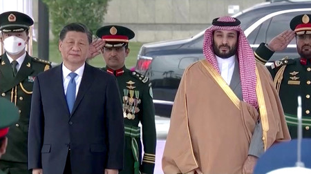 ８日、リヤドで、歓迎式典に臨む中国の習近平国家主席（左）とサウジアラビアのムハンマド皇太子（ロイター時事）
