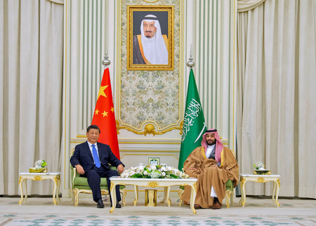 ８日、リヤドで会談に臨むサウジアラビアのムハンマド皇太子（右）と中国の習近平国家主席（ＡＦＰ時事）