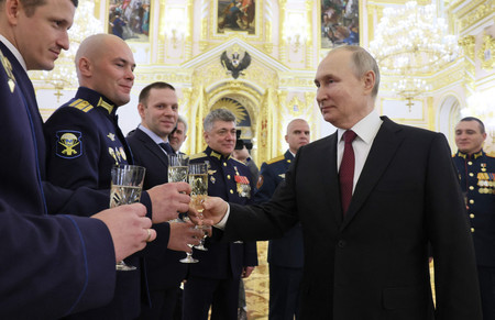 ８日、モスクワのクレムリン（大統領府）で軍人らと乾杯するロシアのプーチン大統領（手前右）（ＡＦＰ時事）