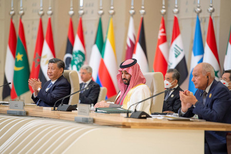 ９日、リヤドで、アラブ諸国首脳との会議に出席する中国の習近平国家主席（左）＝国営サウジ通信が配信（ＡＦＰ時事）