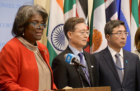 ９日、ニューヨークの国連本部で北朝鮮の人権問題に関する共同声明を読み上げるトーマスグリーンフィールド米国連大使（左）と石兼公博国連大使（右）