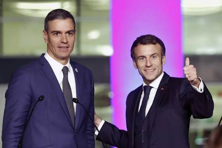 9日、スペイン・アリカンテで同国のサンチェス首相(左)と記者会見に臨むフランスのマクロン大統領(EPA時事)