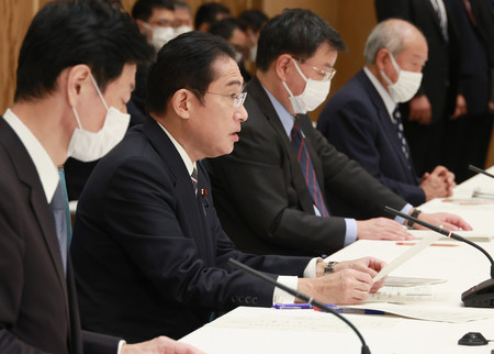 「ＧＸ（グリーントランスフォーメーション）実行会議」で発言する岸田文雄首相（左から２人目）＝２２日午後、首相官邸