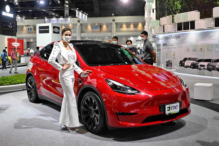 米テスラのスポーツ用多目的車(SUV)「モデルY」=2022年3月、バンコク(AFP時事)