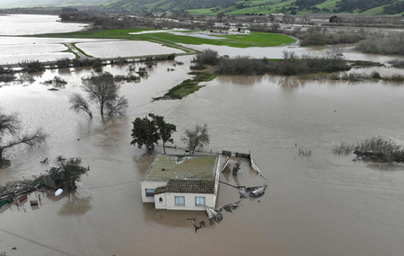 洪水により水没した住宅＝１３日、米カリフォルニア州サリナス（ＡＦＰ時事）