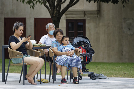 公園でくつろぐ家族＝２０２２年８月、中国・上海市（ＥＰＡ時事）