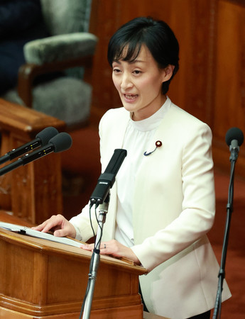 衆院本会議で代表質問に臨む立憲民主党の大築紅葉氏=25日午後、国会内