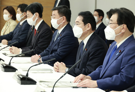 月例経済報告の関係閣僚会議に臨む岸田文雄首相（右から２人目）＝２５日午後、首相官邸