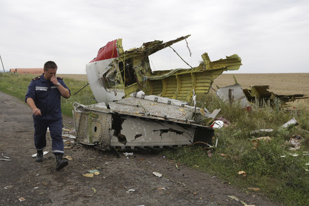 ウクライナ東部ドネツク州上空で撃墜されたマレーシア航空MH17便の残骸=2014年7月(EPA時事)
